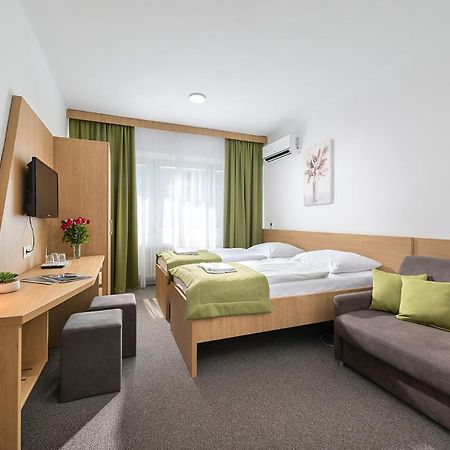Hotel Plus Pressburg Exterior foto